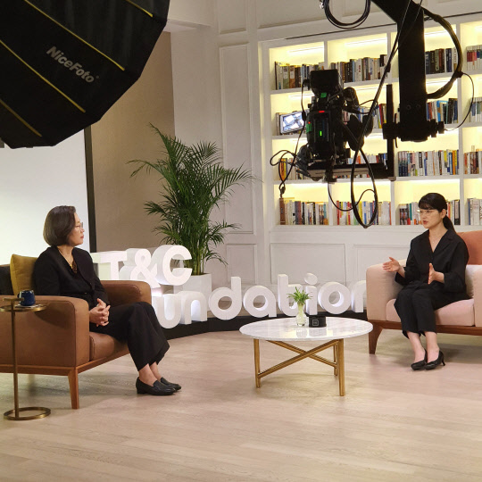 이수정(왼쪽) 경기대 범죄심리학과  교수와 염운옥 경희대 글로컬역사문화연구소 교수가 오는 26일 공개될 토론 세션을 촬영하고 있다. 티앤씨재단 제공